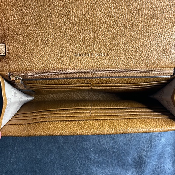 Michael Kors crossbody clutch - Picture 3 of 7